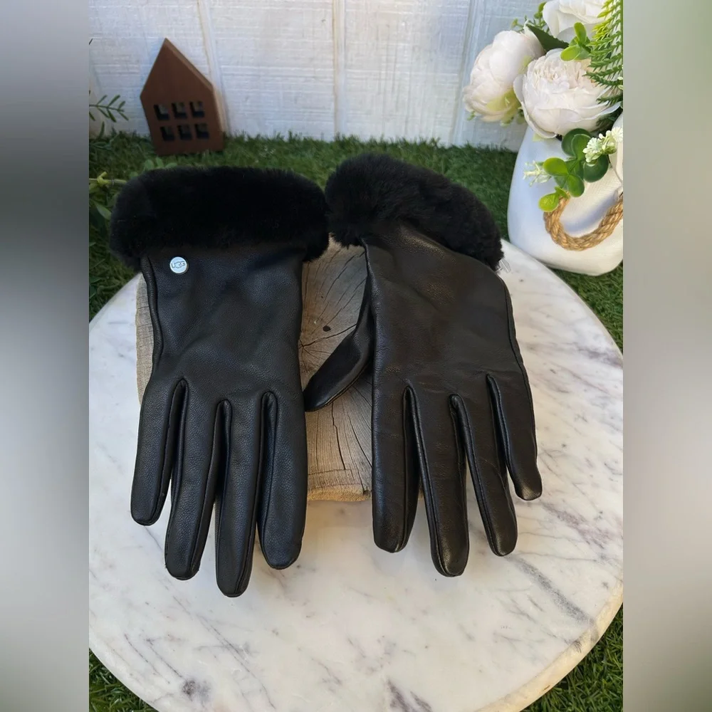 UGG Australia Gloves black Shorty Fine Leather w/Shearlin size M/NEW